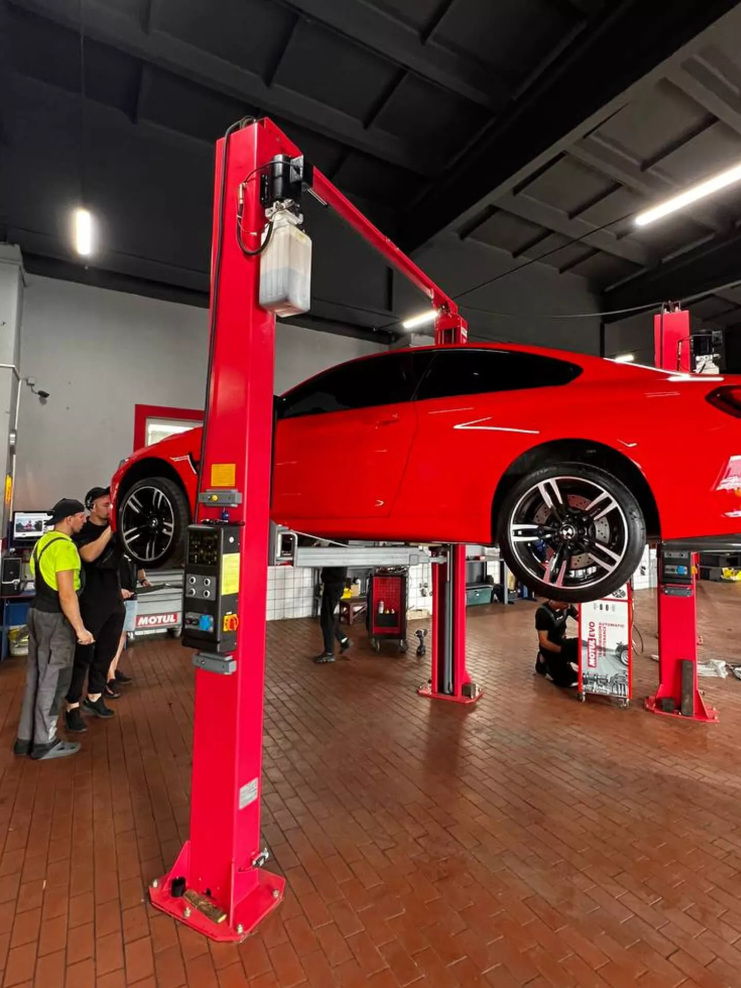 Процес огляду авто, що привезли до автосервісу B58