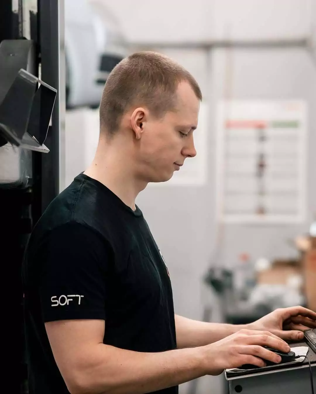 auto_mechanic_in_work.webp (32 KB)